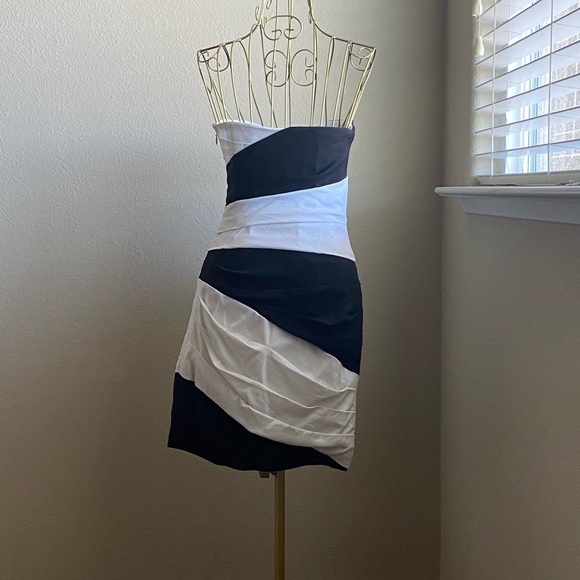 BCBGMAXAZRIA - Strapless pleated cocktail dress - Picture 4 of 5